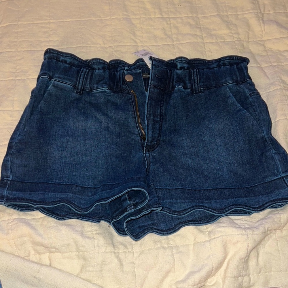 Versona Scalloped Leg Denim Shorts